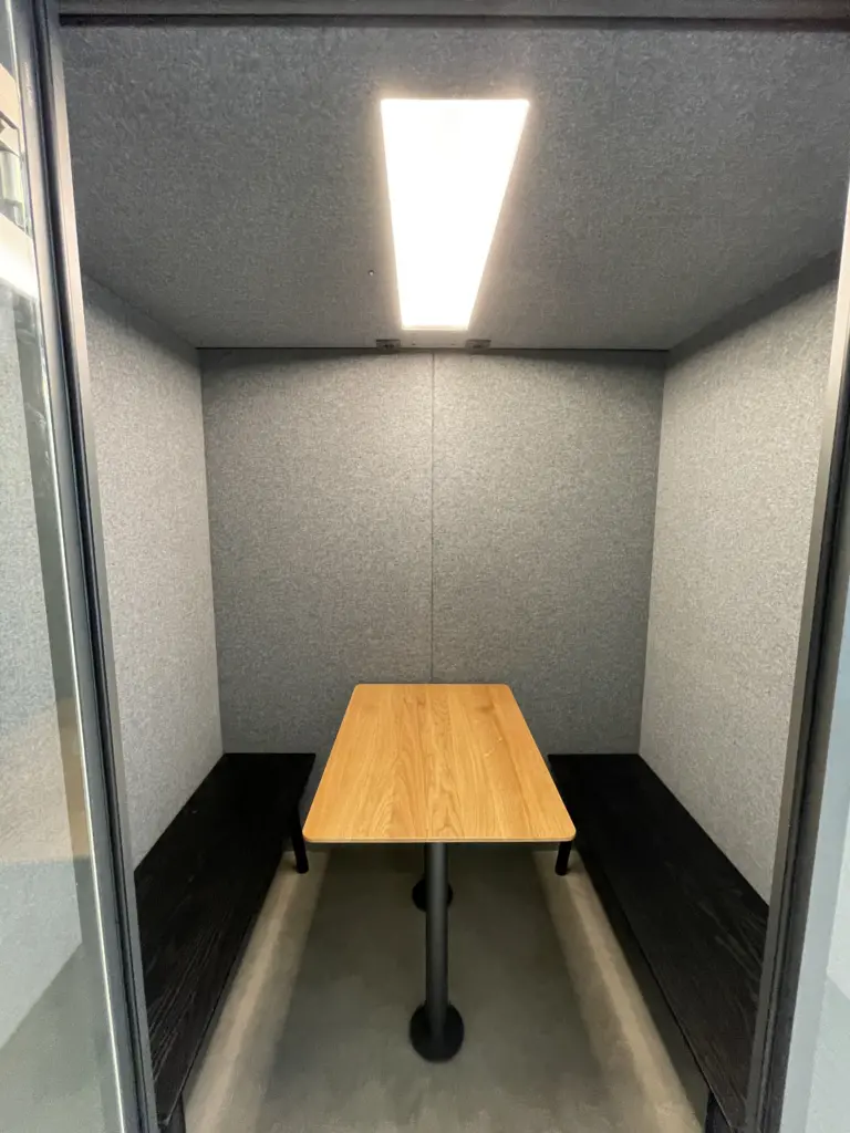 Phone booth insonorizzata per meeting da quattro persone a Milano