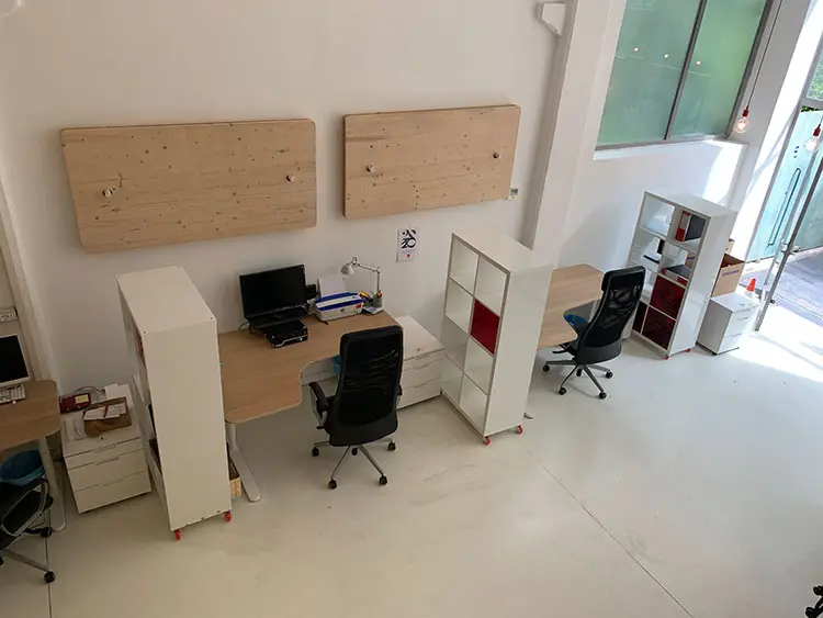 Le postazioni di Cowo Milano Lambrate distano 220 cm (e una libreria) l'una dall'altra