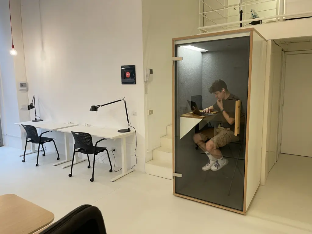 Cabina insonorizzata phone booth al Coworking Milano Lambrate